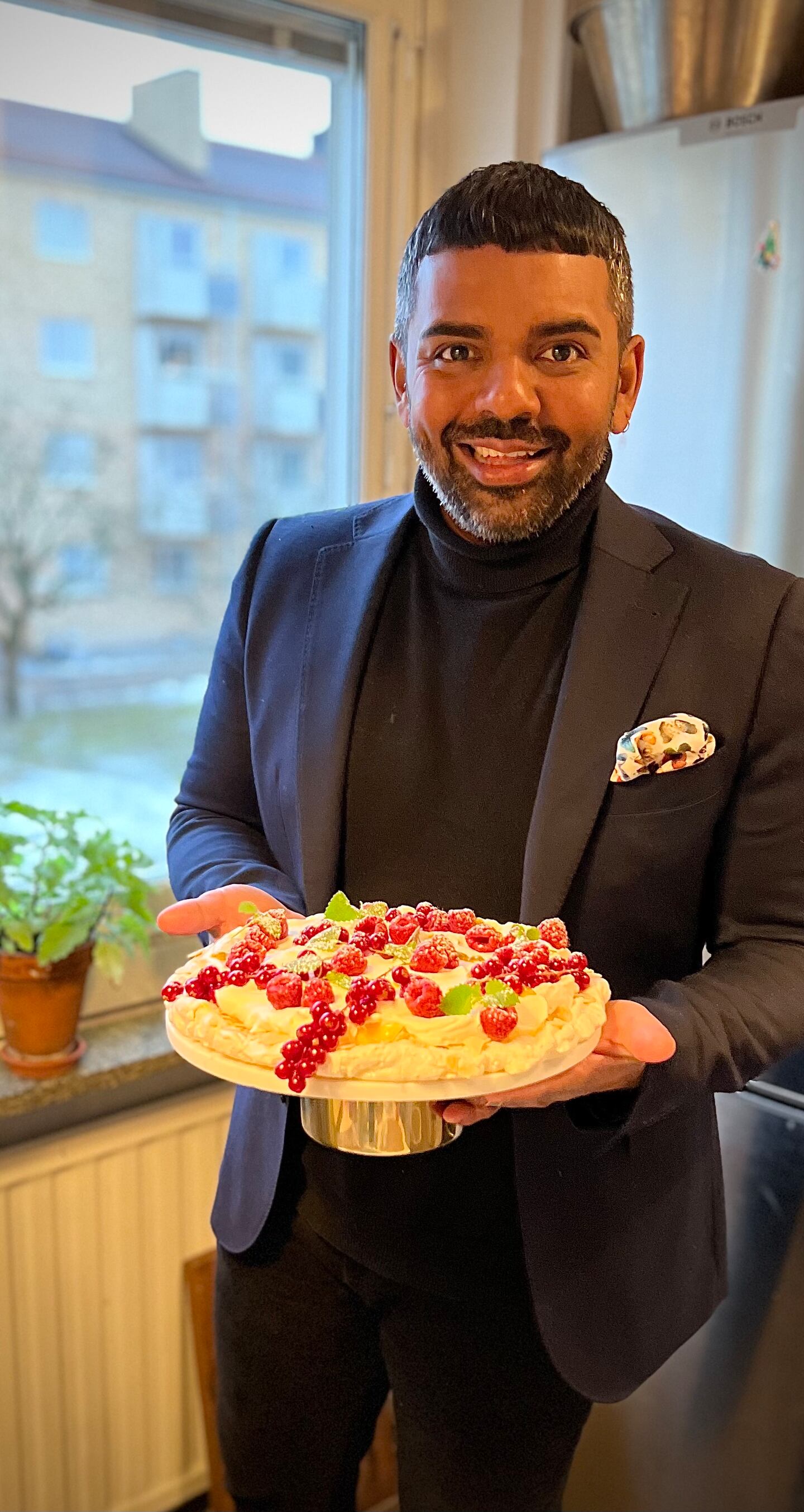 Diakon-Daniel Norqvist bjuder på en enkel och fräsch citronmarängtårta lagom till påsk.