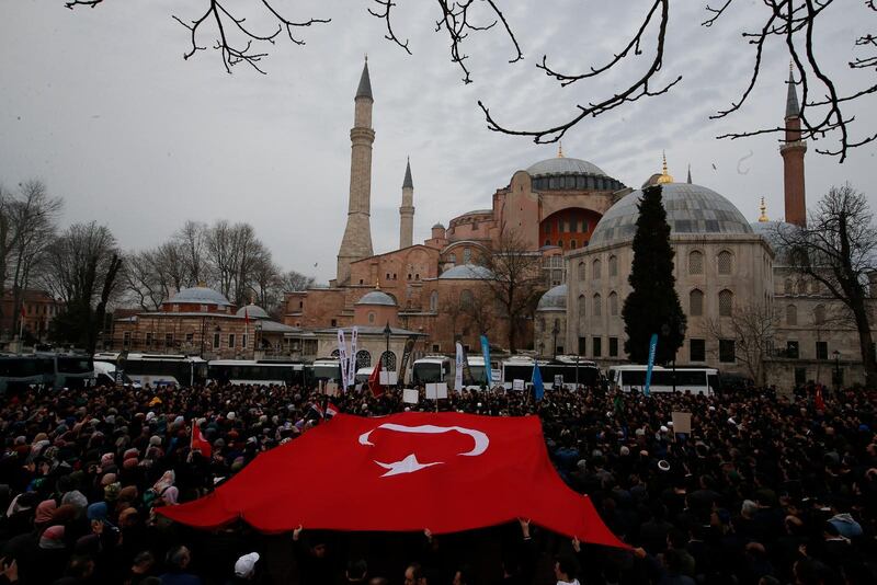 Demonstrationer utanför Hagia Sophia efter terrorattacken i Nya Zeeland.
