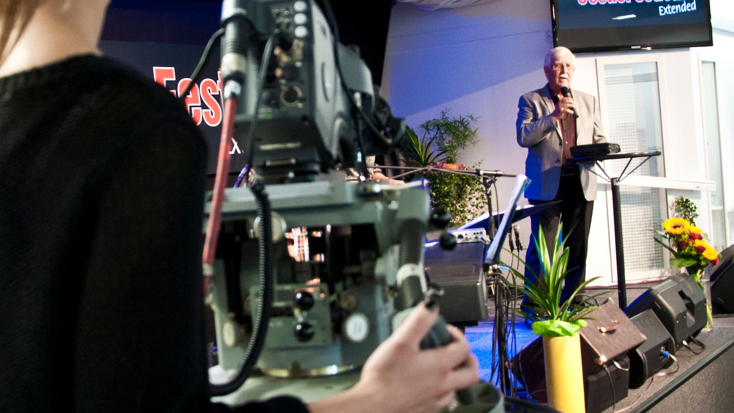Dagens reporter Joakim Lundgren på besök hos Kanal 10 som sänder från Älmhult. På åtta år har den kristna tv-kanalen vuxit till att omsätta 22 miljoner per år. Ett 30-tal anställda och 100 volontärer ser till att kanalen sänder dygnet runt och kan ses av miljoner svenska tv-tittare. Pastorn och tv-chefen Börje Claesson, visar stolt runt i lokalerna.