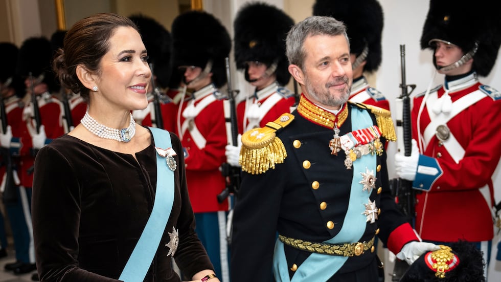Mads Claus Rasmussen/Ritzau Scanpix Kronprins Frederik og kronprinsesse Mary ankommer i forbindelse med at dronningen afholder nytårskur for officerer fra Forsvaret og Beredskabsstyrelsen, I., II. og III. rangklasse samt indbudte repræsentanter for større landsorganisationer og de kongelige protektioner på Christiansborg Slot i København, torsdag den 4. januar 2024.. (Foto: Mads Claus Rasmussen/Ritzau Scanpix)