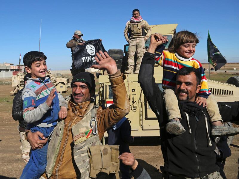 Soldater från Iraks armé firar befrielsen tillsammans med invånarna i Mosul. Fortfarande lever uppskattningsvis 750 000 civila under ockupation av terrorgruppen IS. Enligt FN lever de befriade under mycket svåra omständigheter. Bland annat är de tvungna att bränna sina möbler för att få värme.(AP Photo/Khalid Mohammed)
