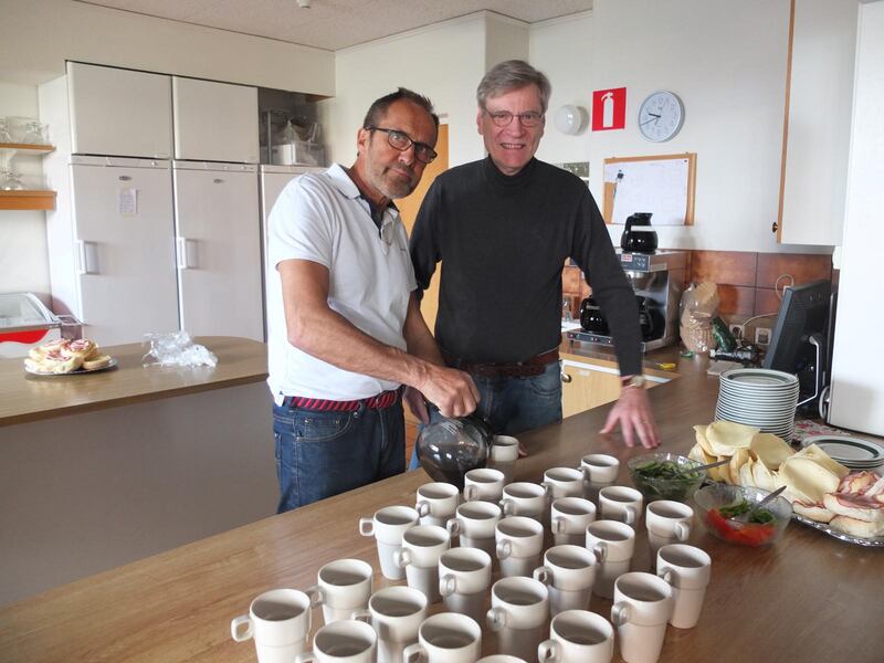 Thomas Vilhelmsson och Enoc Lundgren förbereder ”gubbdagiset”.