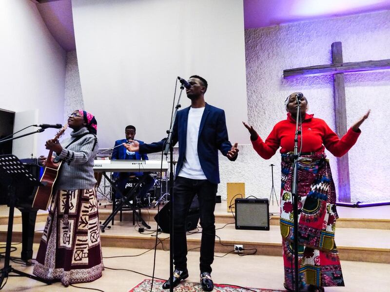 Gudstjänsterna präglas av lovsång och bön. ”De flesta som kommer till gudstjänsterna är från Kongo och Burundi, men det kommer också afrikaner från Uganda, Eritrea, Etiopien, Nigeria och Mocambique, berättar Joseline Pettersson”.