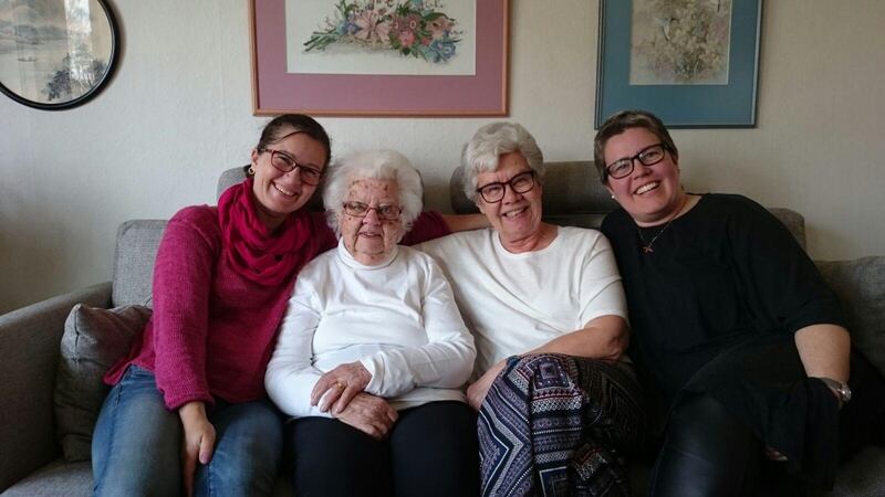 Barnbarnet Kerstin ”Ina” Leffler, Märta Leffler, dottern Margareta Jennersjö, barnbarnet Annette Skog. Märta gifte sig 1941 med Bengt Leffler. Bengt dog 1992.