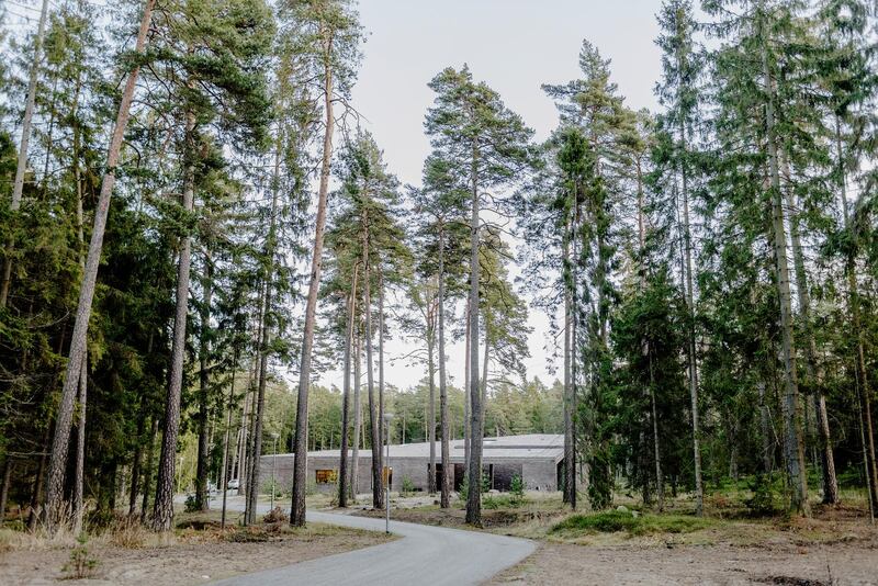 Krematorielokalerna är arkitektritade med stora fönster och brunt tegel. 