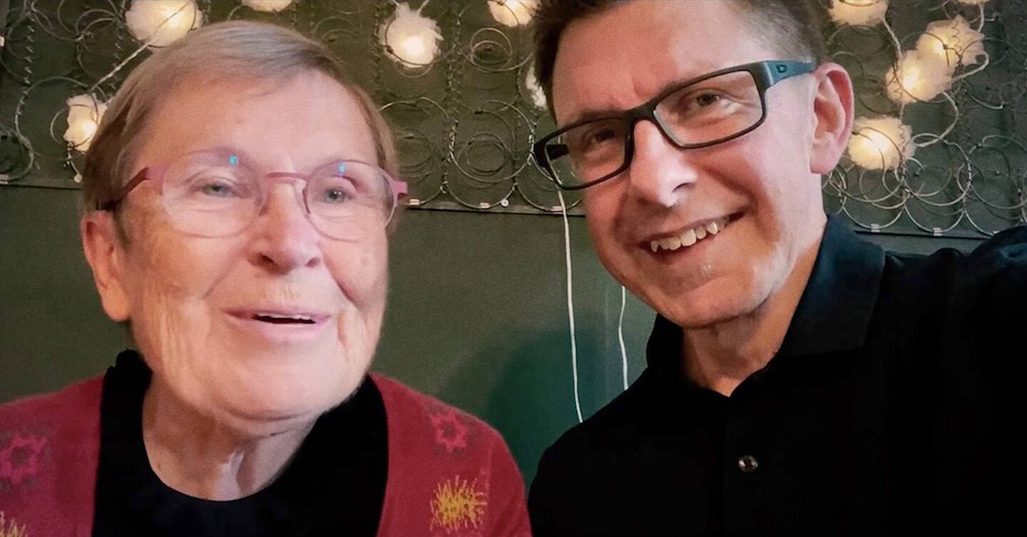 Kerstin, 83, är en av dem som arbetar ideellt på Pingstkyrkan i Leksands ungdomsgård. Här tillsammans med Mikael Hansson.