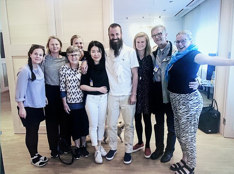 Johan Gustafsson tillsammans med sin familj på Arlanda.