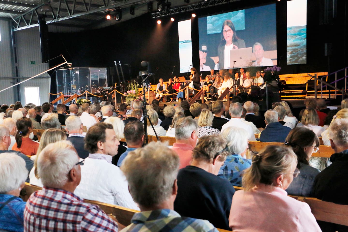 Prästen Annahita Parsan predikar på Hönökonferensens onsdagskvällsmöte.