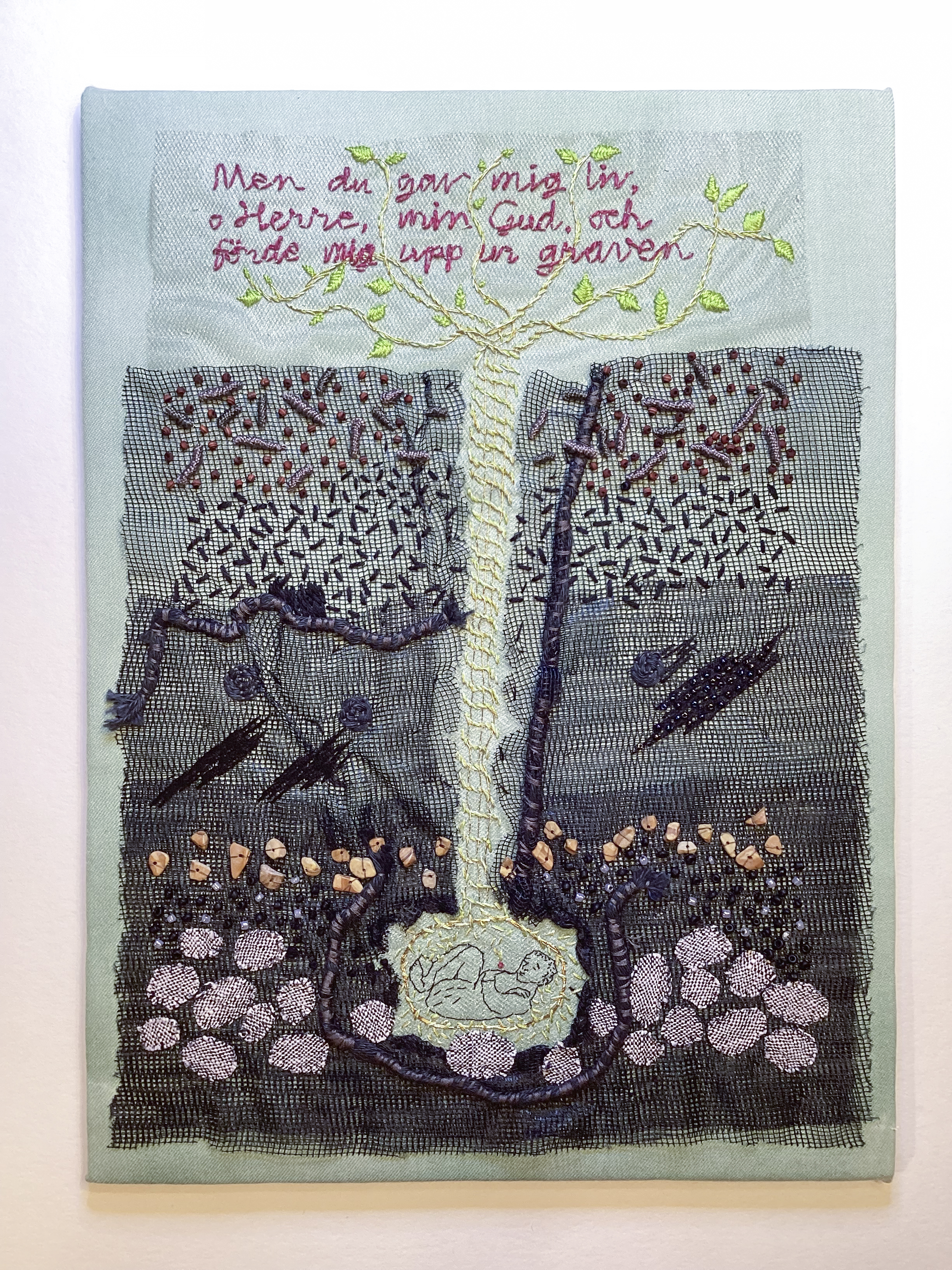 Erika Cyrillus, präst, har broderat Jona bok och ställer ut sina verk.