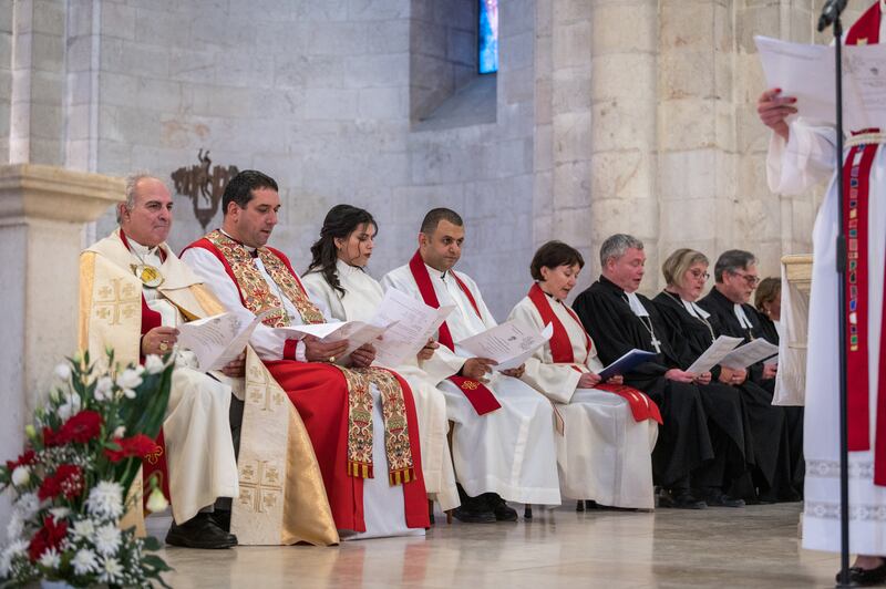 Det är hög stämning när Sally Azar som första palestinska kvinna vigs till präst i
den stora Frälsarens kyrka (Church of the Redeemer) i Jerusalem.