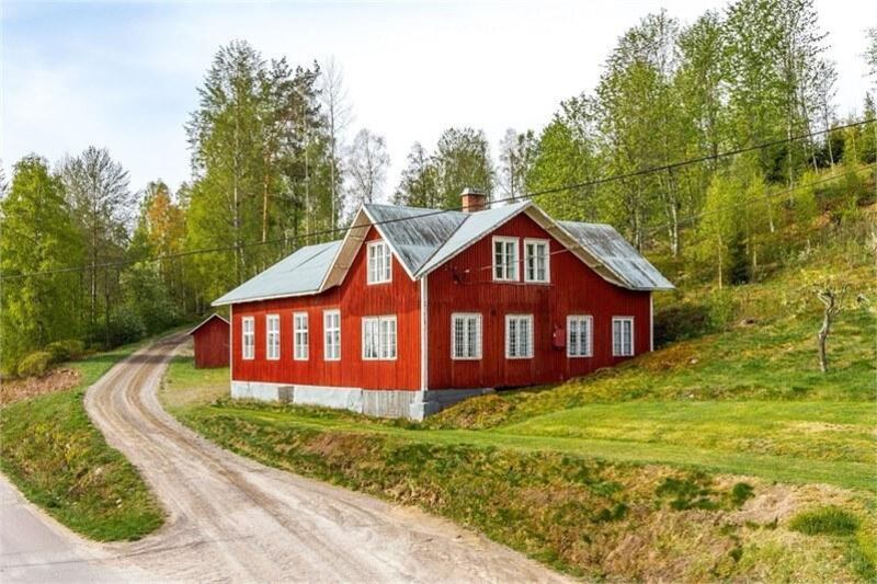 Strax norr om Sunne vid sjön Övre Fryken ligger Misisonshuset i Stöpafors. Även här finns talarstolen och den stora salen bevarad. På nedre plan finns också ett äldre kök och ett matrum. På övre plan finns rum som kan användas som sällskapsrum eller kontor. Byggår 1888.