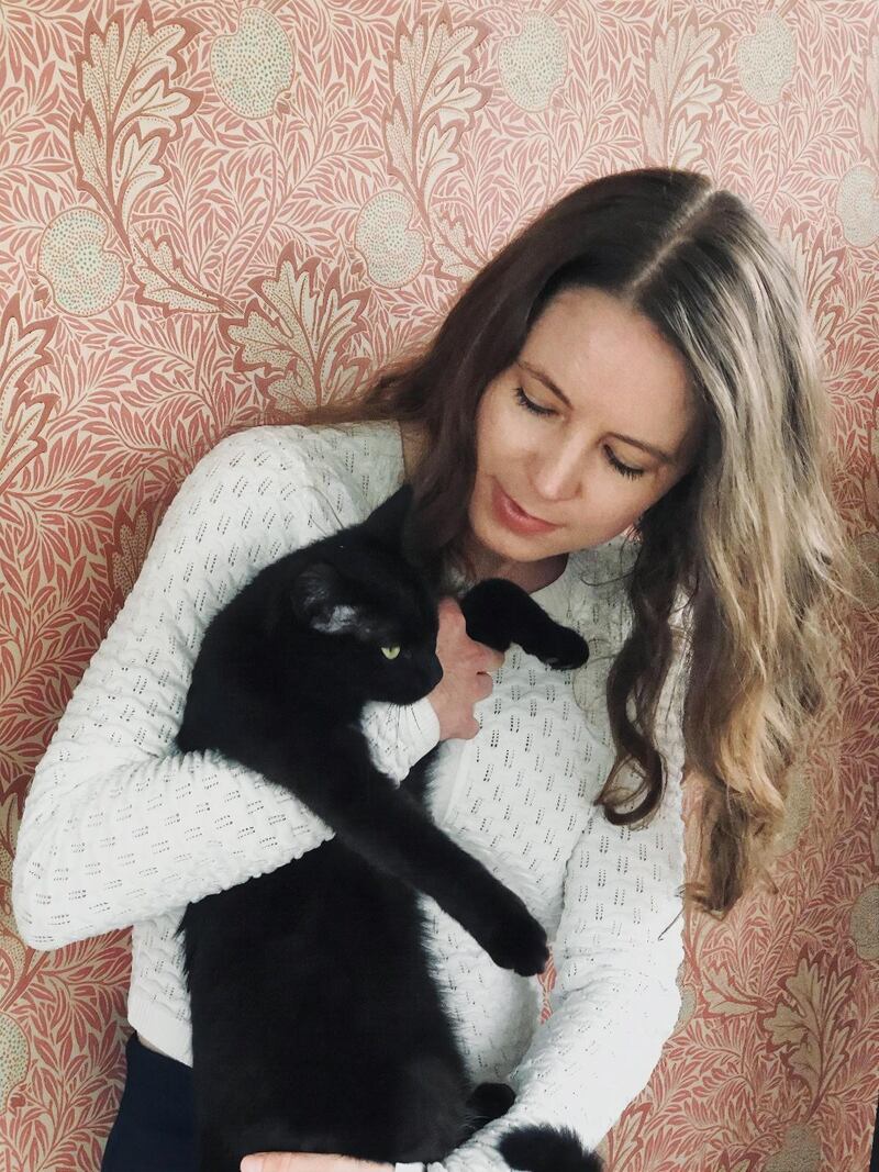 ”Ömheten är i mina ögon ett sorts indirekt gudsbevis. Den är oegennyttig och kan inte användas i något syfte. Som en syrén eller en katt”, säger Marie Tonkin, här med familjens katt Noomi.