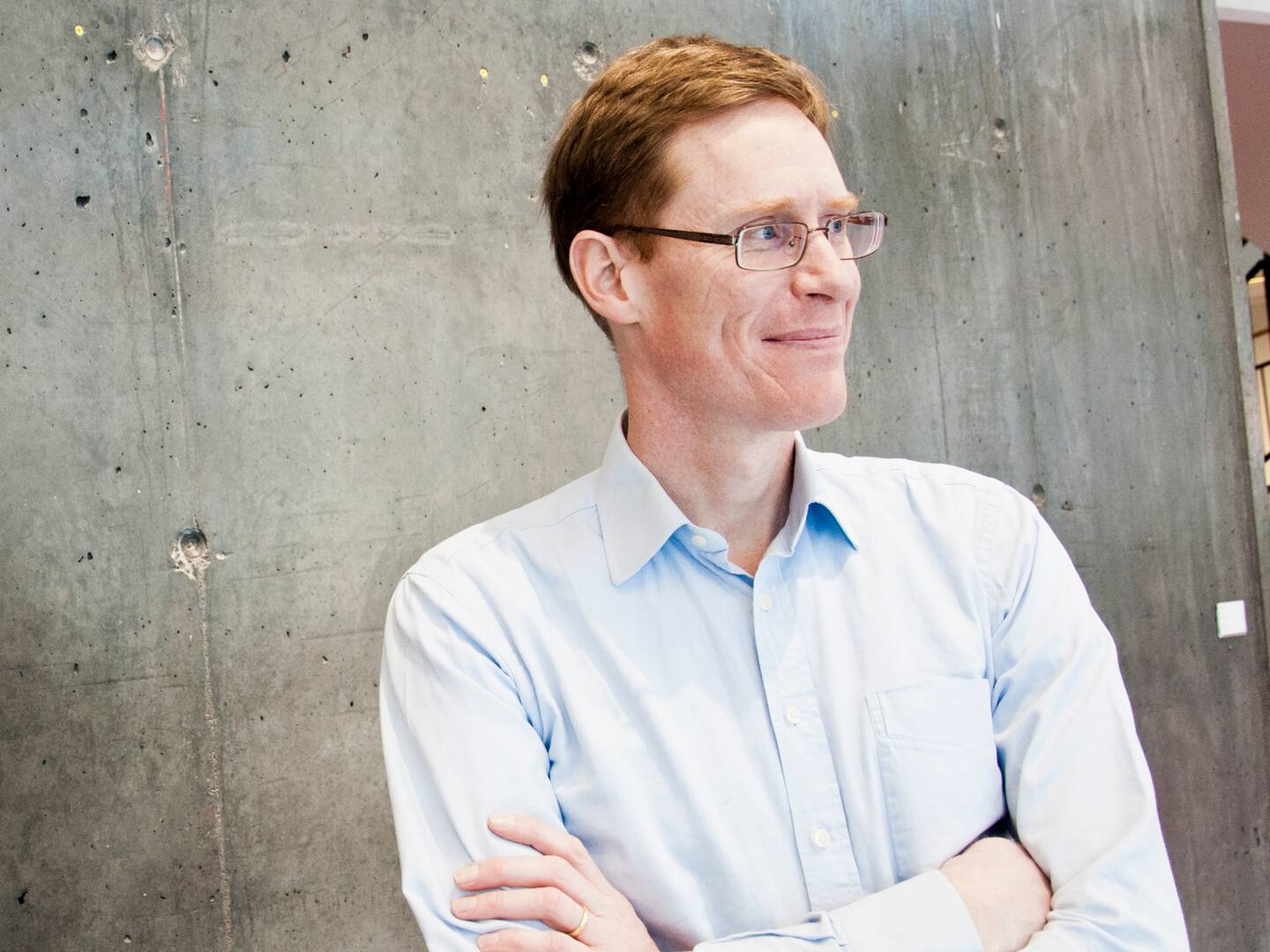 Mats Selander (blå skjorta) registrerar Kristna värdepartiet hos Valmyndigheten. Med sig har de 1 508 namnunderskrifter - 1 500 namn krävs för att få registrera sig som parti.