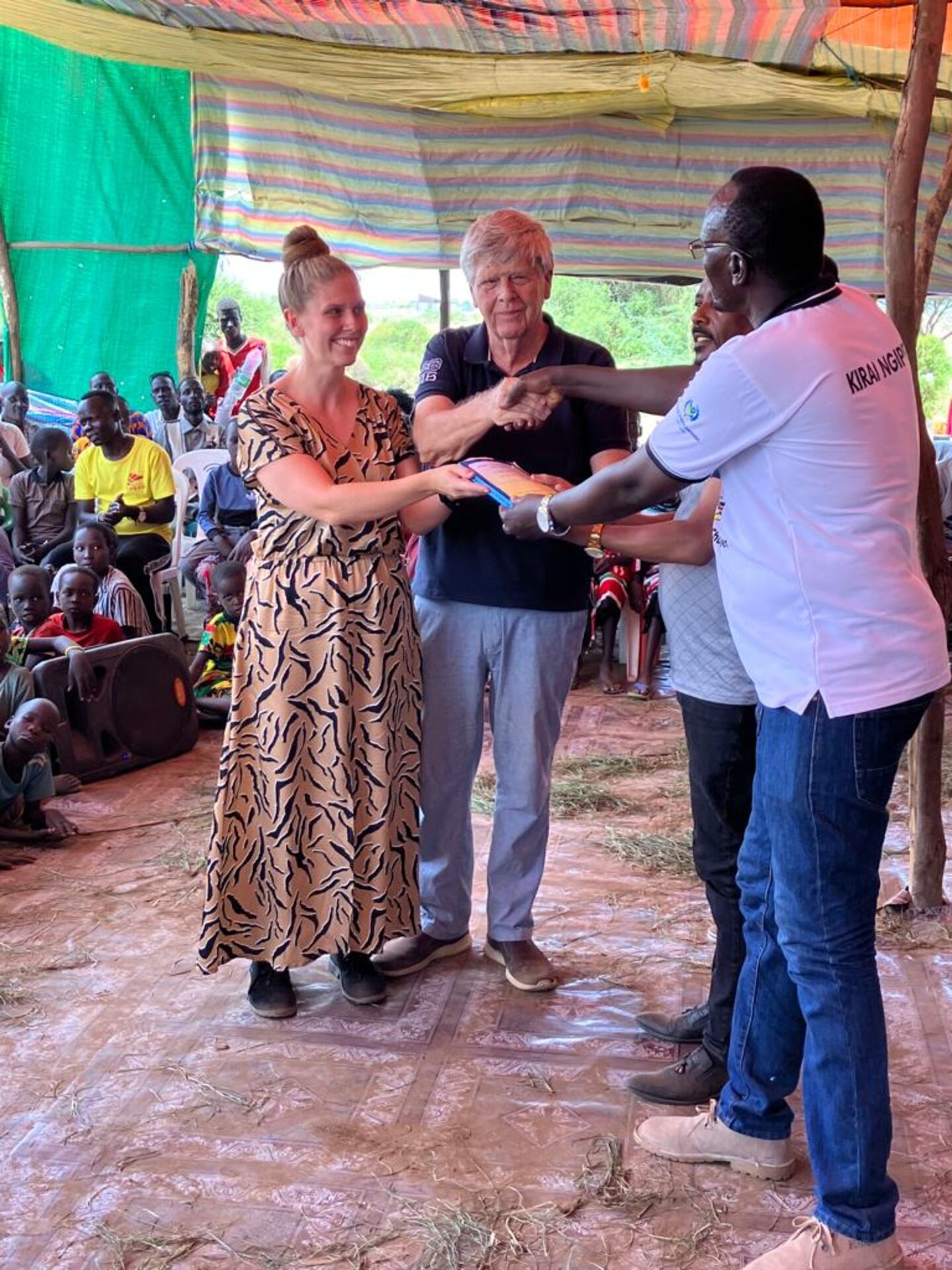 Det allra första tryckta exemplaret av Evangelierna på talspråket nyangatom delas mellan Beatrice Bergroth, missionsansvarig i Pingst Jönköping, Enar Olsson projektansvarig under de senaste 11 åren, EHBCs Vicepresident Berhano och Abdissa, regionsledare för församlingarna i Nyangatom. Delad glädje
