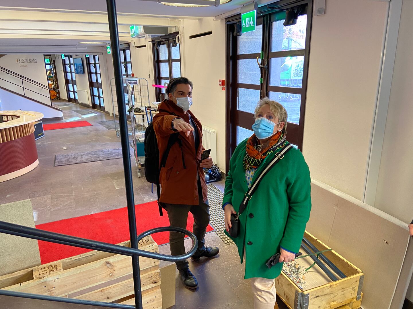 Alex Jaranka, innovationschef vid Capio närsjukvård, visar Desirée Pethrus hur Filadelfiakyrkan i Stockholm ska användas som vaccinationscentral under 2021.