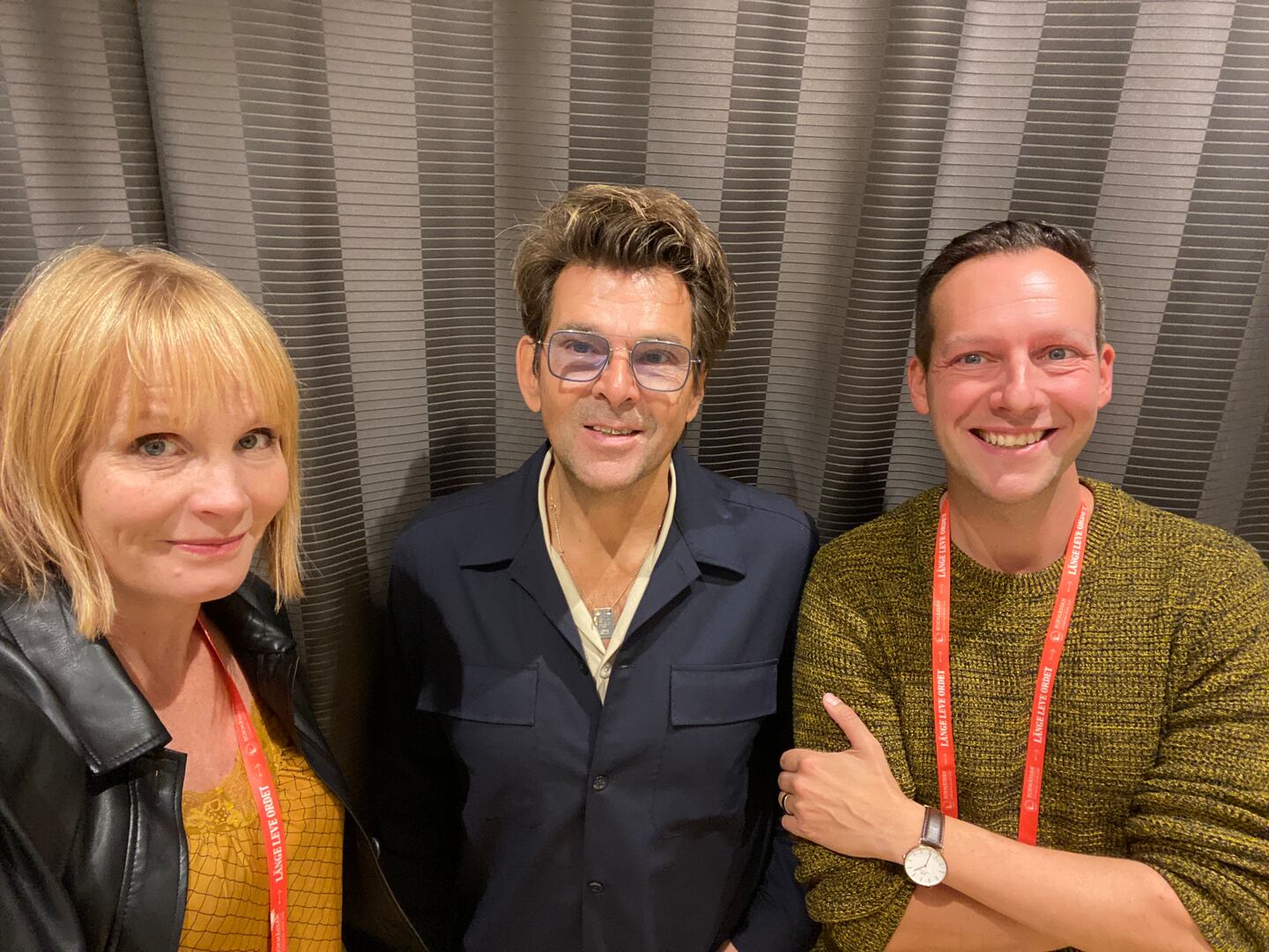Artisten Niklas Strömstedt med redaktionen för Dagens människa, Malin Aronsson och Daniel Wistrand