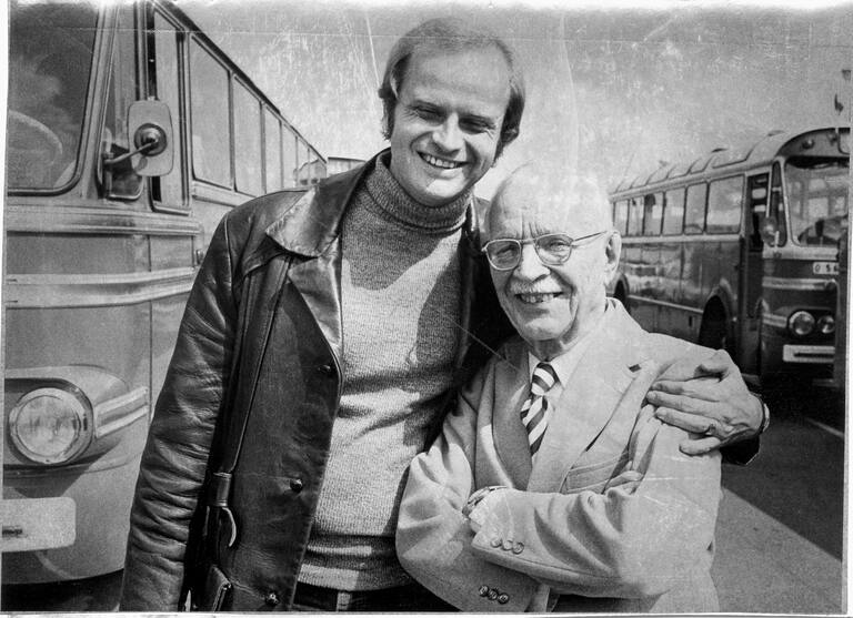 Duane Pederson, en av Jesusfolkets ledare i USA och chefredaktörför Hollywood Free Paper, med Lewi Pethrus, värd för Jesusfolket i Sverige. Jönköpings flygplats. 1972-06-17.