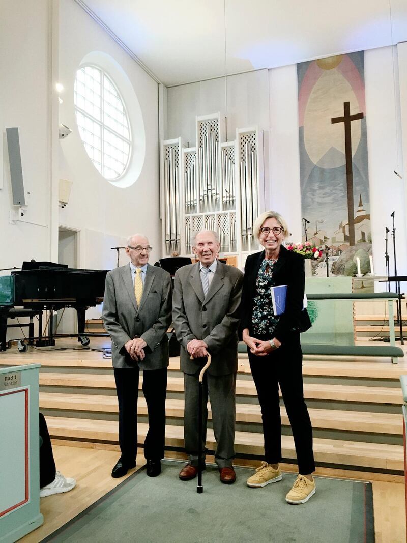 På höstens kick off-gudstjänst i Värnamo missionskyrka firades två av församlingens äldsta medlemmar, Ingvar Albertz och Gunnar Gradeen, som varit medlemmar i församlingen i 80 år. Nu satsar församlingen på en särskild seniorgala. Till höger församlingens föreståndare Britta Bolmenäs.
