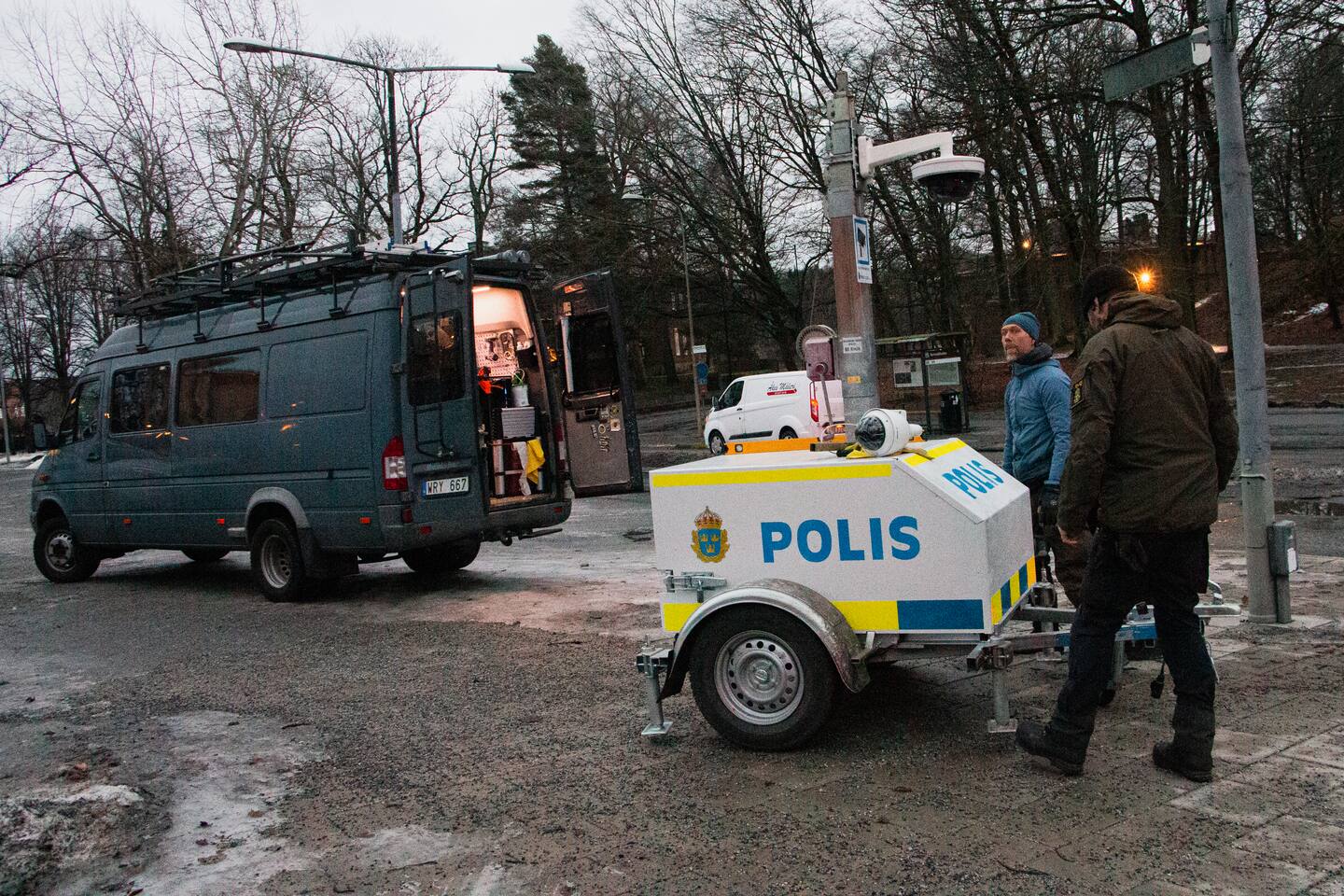 Ett misstänkt farligt föremål hittades utanför Israels ambassad i Stockholm på onsdagseftermiddagen.