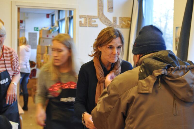 Smyrnaförsamlingen strävar efter att bygga relationer under matutdelningen, även om det oftast blir korta möten. Tina Brunegård lyssnar till en man som snart ska få sina matkassar.