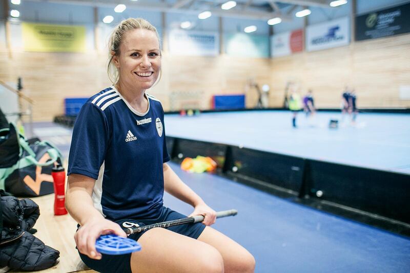 Sofia Thor är skyttedrottning i Uppsala Lifes damlag. “I omklädningsrummet innan matcherna ber vi alltid en kort bön. Det är frivilligt, ingen är tvingad att vara med men de flesta i laget brukar vara med. För mig som kristen känns det bra att göra så”, säger hon.