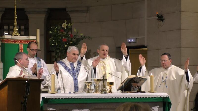 En "messe de réparation" hölls på kvällen efter vandaliseringen av Notre Dame de Dijon. Syftet med gudstjänsten, somleddes av biskopen av Dijon, Roland Minnerath, var att återställa kyrkan som en helig plats.