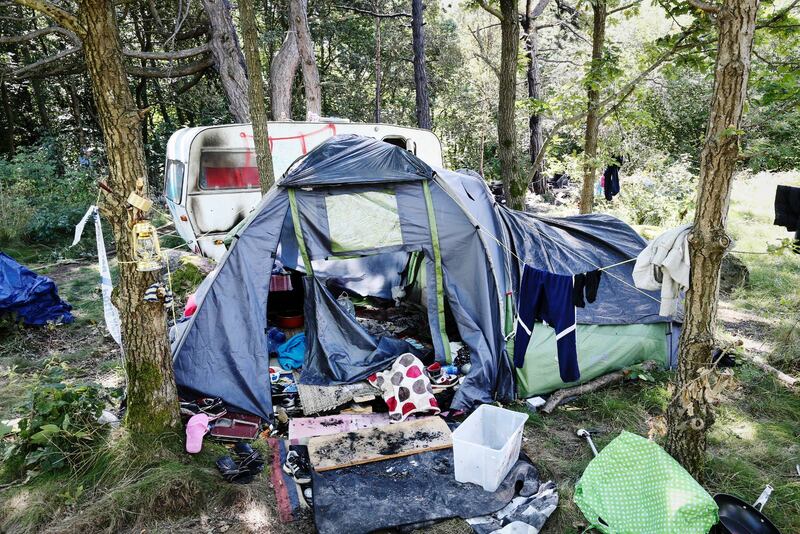 Brandskadat tält och husvagn på den plats där en man natten mot lördagen angrep ett migrantläger i Göteborg.