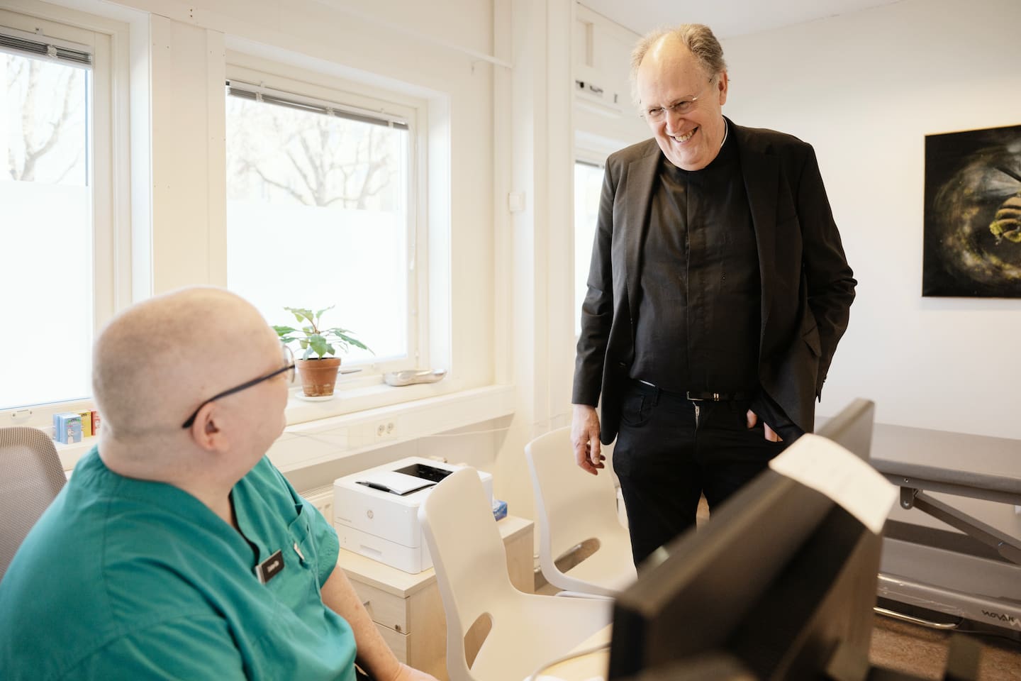Svenska kyrkan har tagit över skola, vård och hotell i Fagersta vi träffar kyrkoherden Henrik Rydberg som är en drivande kraft.