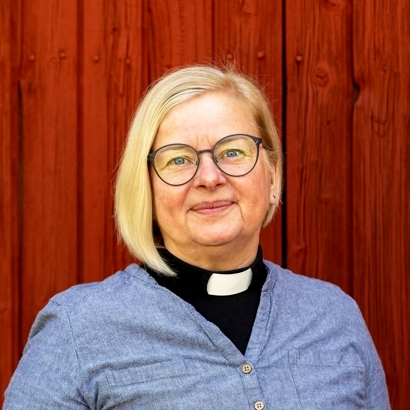 Kvinna i prästskjorta.