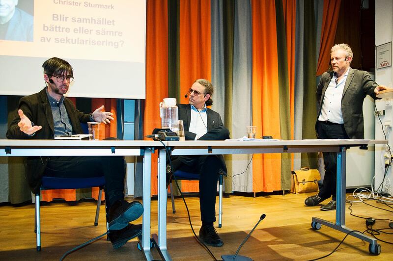 Humanisten Christer Sturmark och teologen Joel Halldorf, den senare även ledarskribent på Dagen, debatterade sekulariseringens för- och nackdelar. Deras första men knappast sista debatt. Staffan Dopping (längst till höger) var moderator för samtalet. 