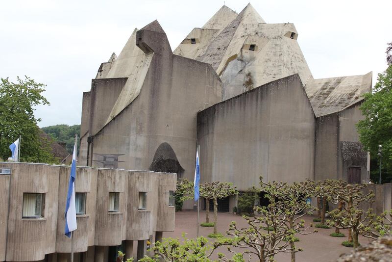Åsikterna om Mariendom var delade när Gottfried Böhms skapelse stod klar 1968. Den röda färgen och rosen i kyrkfönstren symboliserar Jungfru Maria.