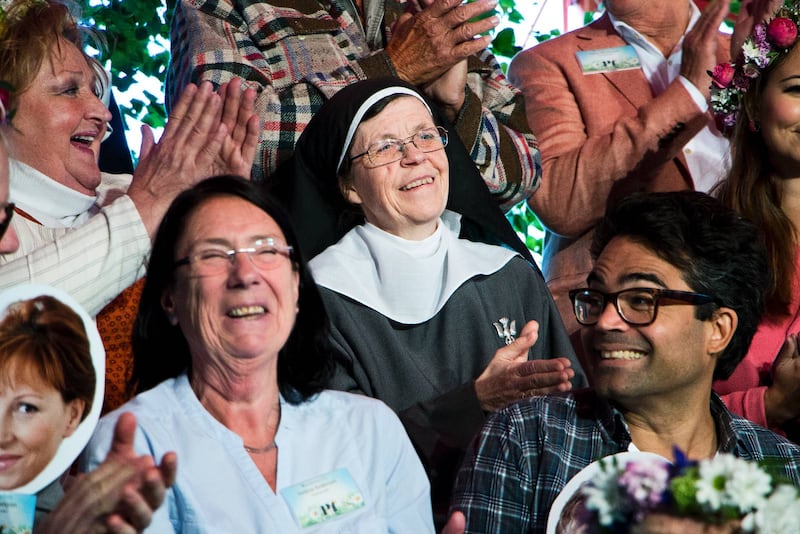 Syster Karin mitt bland de andra sommarpratarna under gårdagens pressträff.