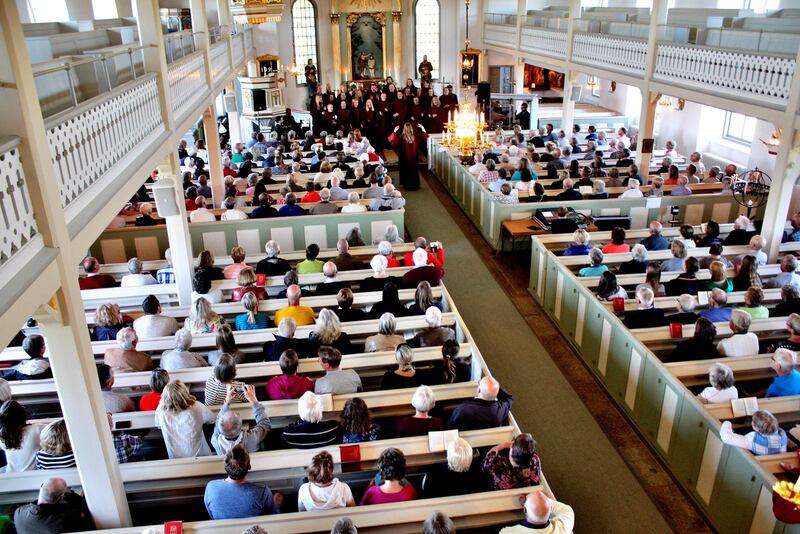 En fulltalig publik i Högby kyrka lyssnade till Joybells vårkonsert.
