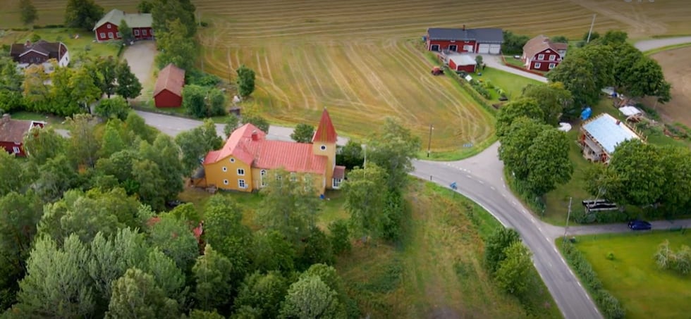 SVT screenshot Sandby Missionshus ligger i landsbygdsbygd.