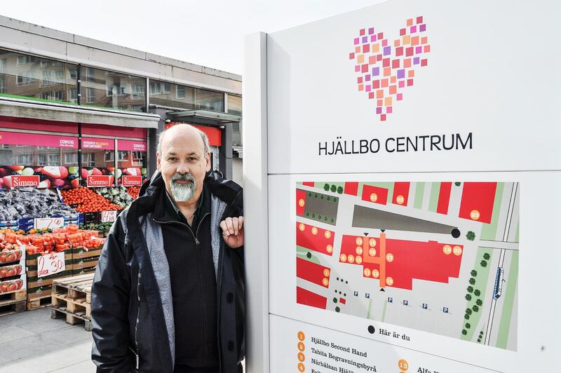 Emanuel Furbacken på torget i Hjällbo.