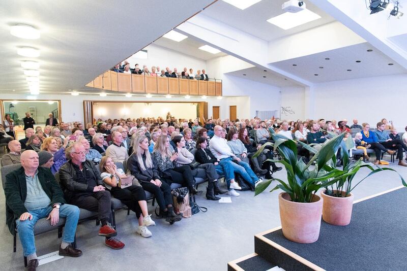 Fullsatt till sista plats i Pingstkyrkan Södertälje denna lördagskväll.