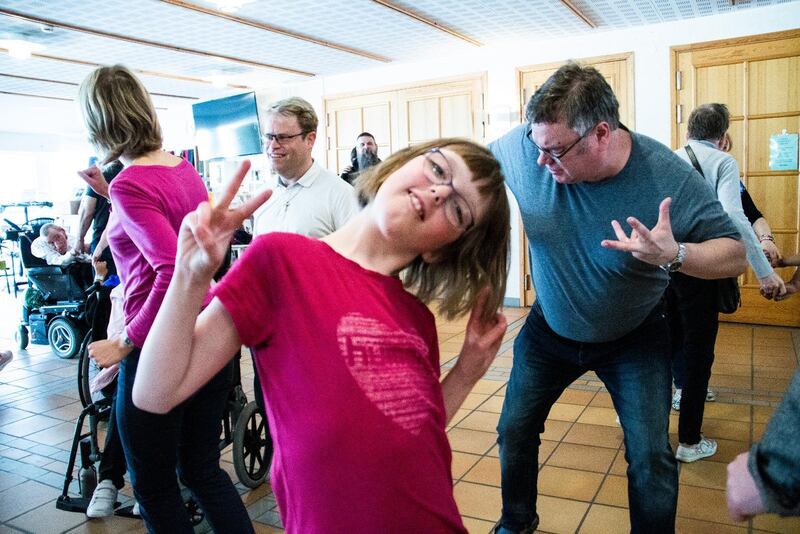 Tolvåriga Solbjorg Gran Helland gillar att vara på Tro & ljus-träffarna.