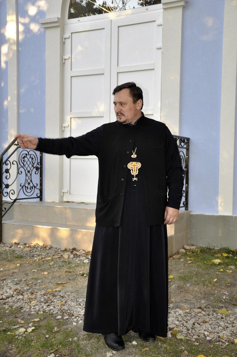 Fader Petru som är talesman i byn Ulmu berättar att alla kristna familjer som deporterades till Sibirien under andra världskriget återkom. Inte ens kyrkan stängdes under kommunisteran. Ett mirakel i ett land där kyrkor fortfarande har hänglås på dörren och hela familjer utplånades under deportationen.