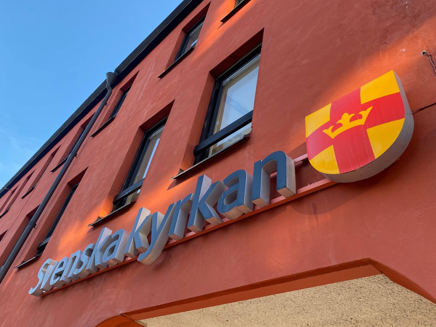 På Svenska kyrkans rikskansli arbetar ett 20-tal medarbetare med att försöka få tillbaka kontrollen över de kapade Facebookkontona.