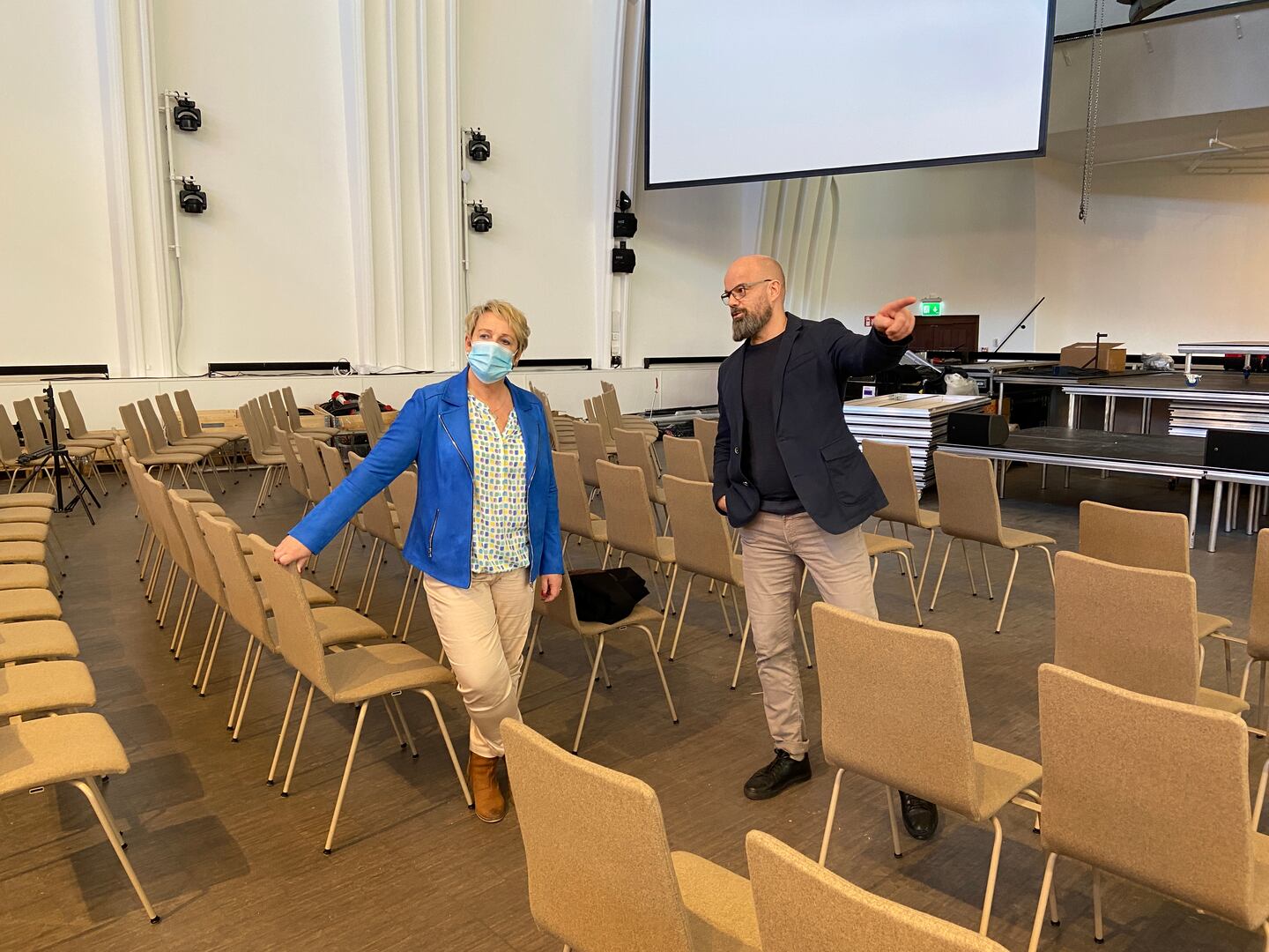 Desirée Pethrus inspekterar den ombyggda Filadelfiakyrkan i Stockholm som kommer att användas som vaccinationscentral under 2021. Församlingens föreståndare Niklas Piensoho var på plats vid inspektionen av lokalerna.