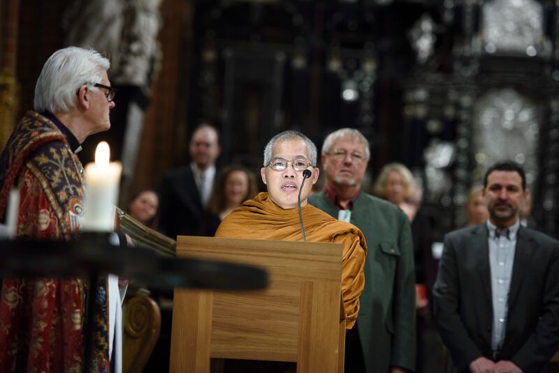 Under Vägra hata-kampanjen besökte olika religiösa grupper varandras heliga platser för att läsa upp budskapet att religioner står för kärlek och samförstånd. 