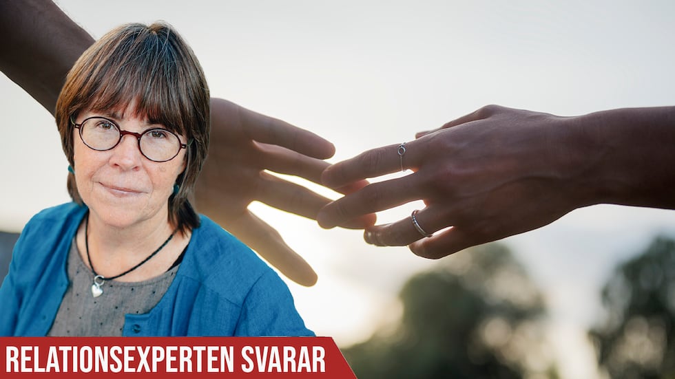Vilhelm Stokstad, Zandra Erikshed Två händer glider ifrån varandra.
