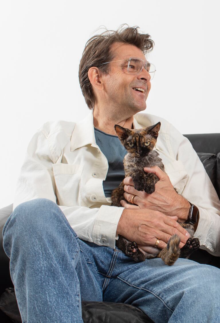 Niklas Strömstedt med katten Kerstin.