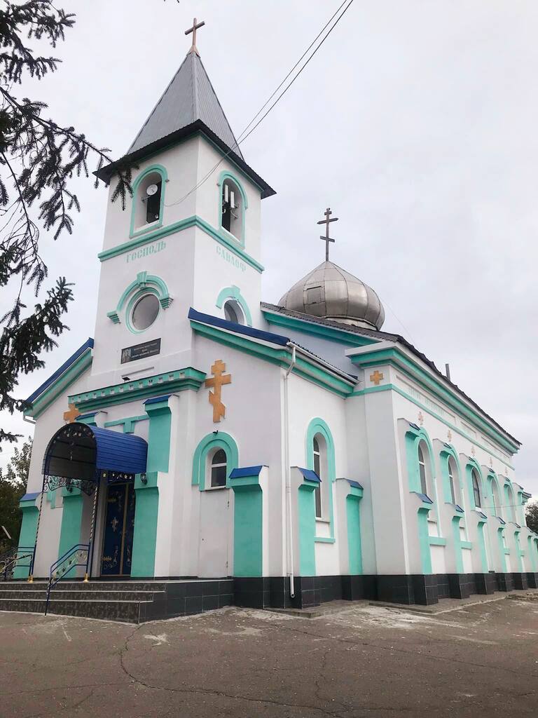 Vit kyrka i Ukraina.