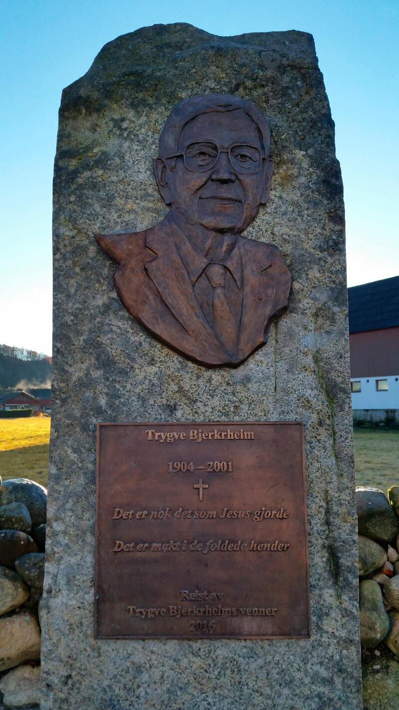 Den nyligen avtäckta minnesstenen för Trygve Bjerkrheim i Rogaland, Norge.