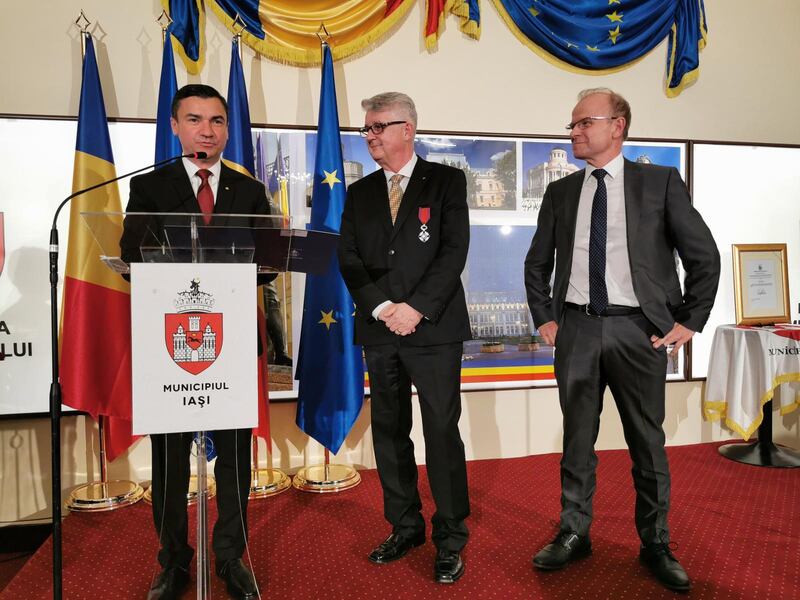 Lennart Eriksson, ansvarig för Hoppets stjärnas internationella arbete, har blivit utsedd till hedersmedborgare i rumänska kommunen Iasi. Från vänster: Iasi borgmästare Mihai Chirica, Lennart Eriksson, KD-politkern Mikael Oscarsson.