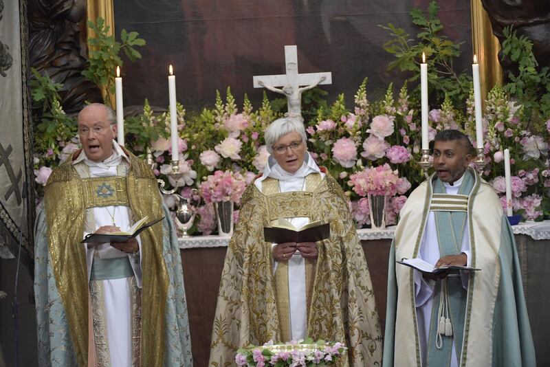 Biskopen i Strängnäs Johan Dalman - här till vänster, under dopgudstjänsten för prinsessan Adrienne - säger att stölden i domkyrkan är en form av övergrepp mot vår gemensamma historia.