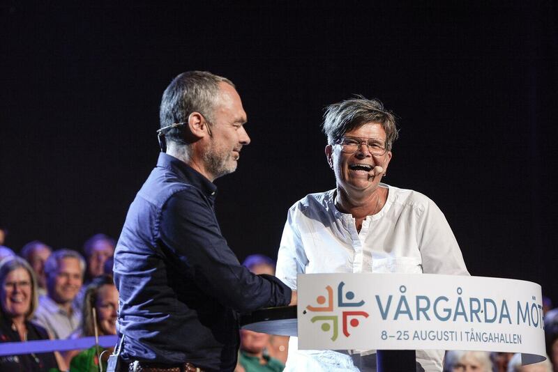 FRÅGESTUND. Pastor Britta Hermansson då hon frågade ut Jan Björklund under Vårgårda möte.