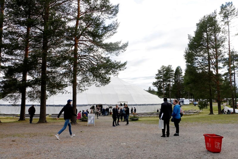 Kvällsmingel utanför det stora mötestältet.