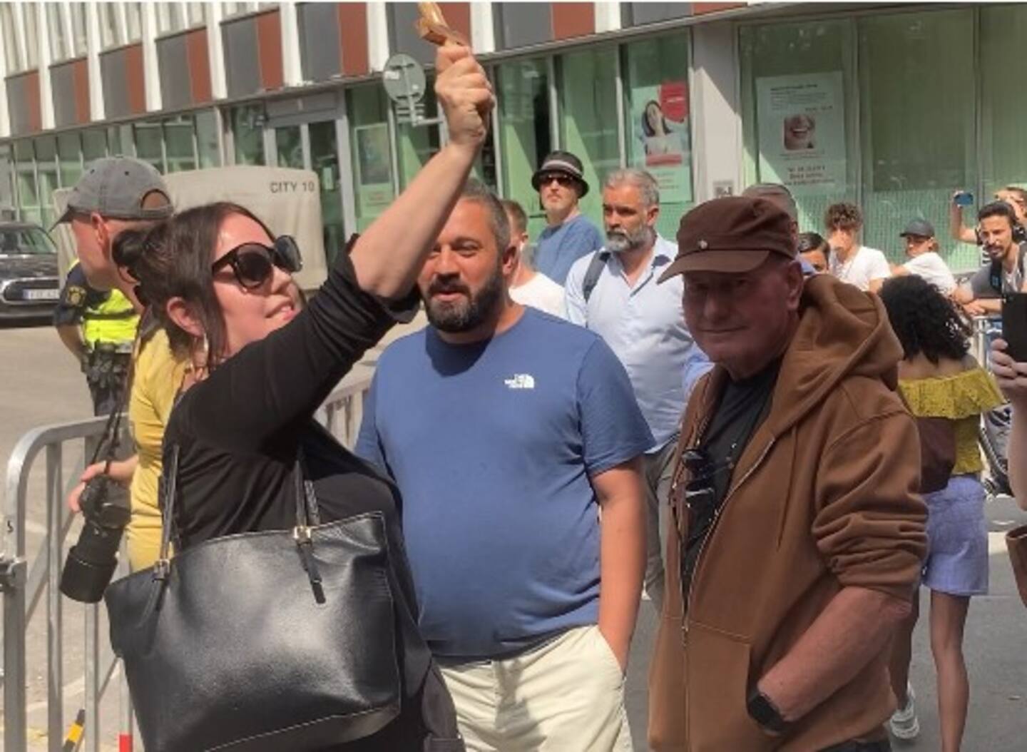 Jade Sandberg (t. v.) predikade för koranbränningen och mot islam utanför moskén. Till höger några personer som argumenterade mot henne.